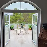 לינה וארוחת בוקר Vista Magica 4*